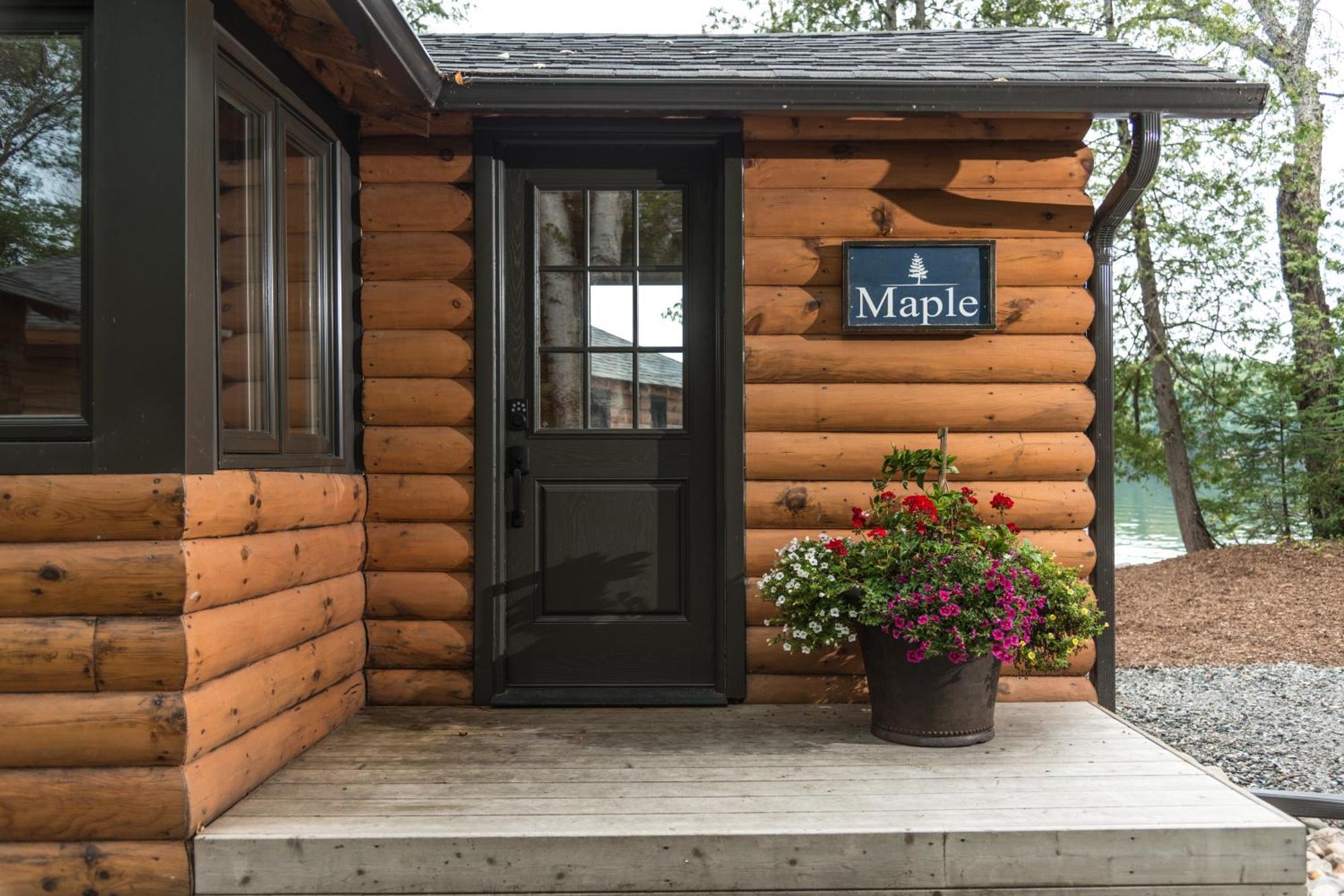 Отель Haliburton Post House Minden Экстерьер фото
