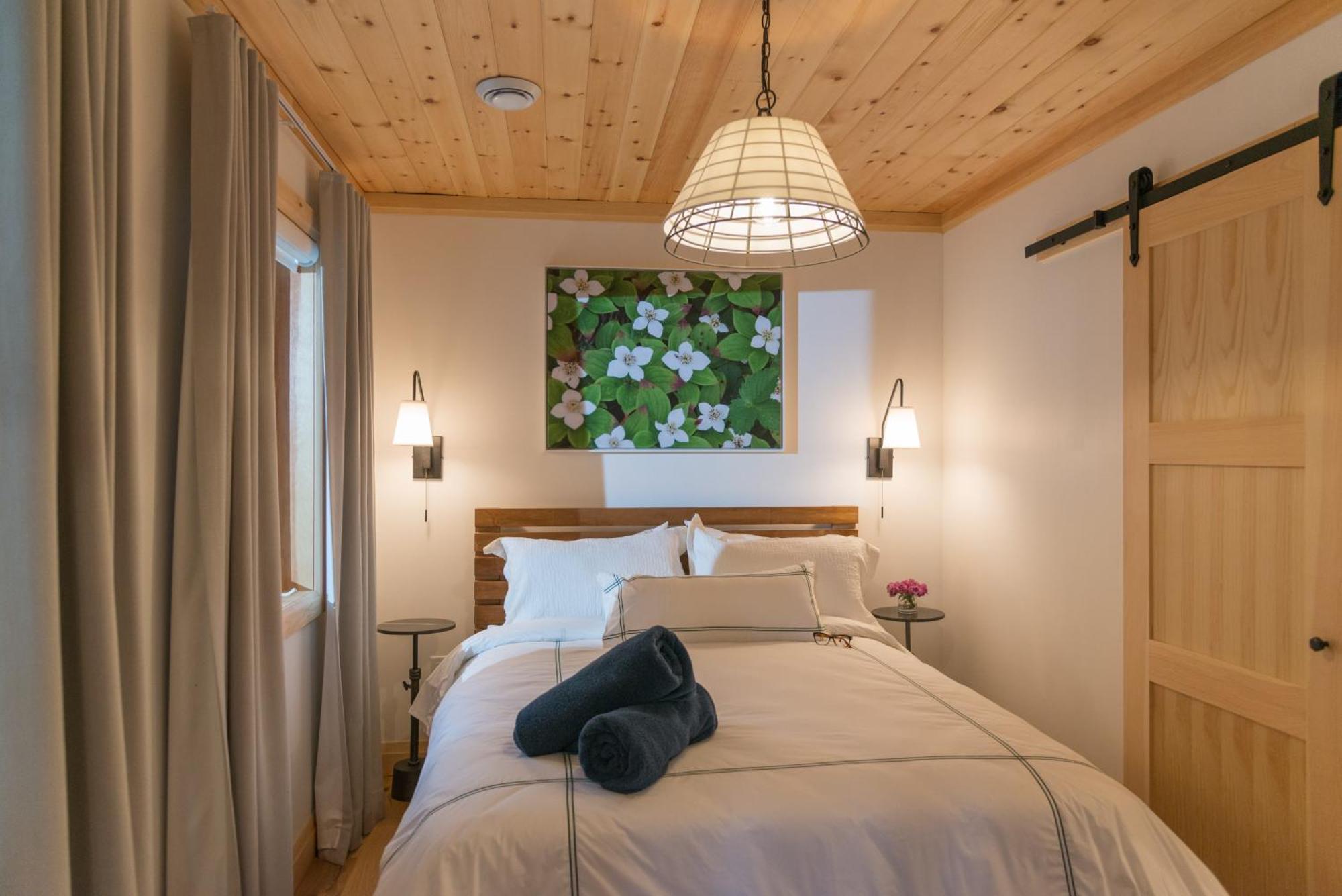 Отель Haliburton Post House Minden Экстерьер фото