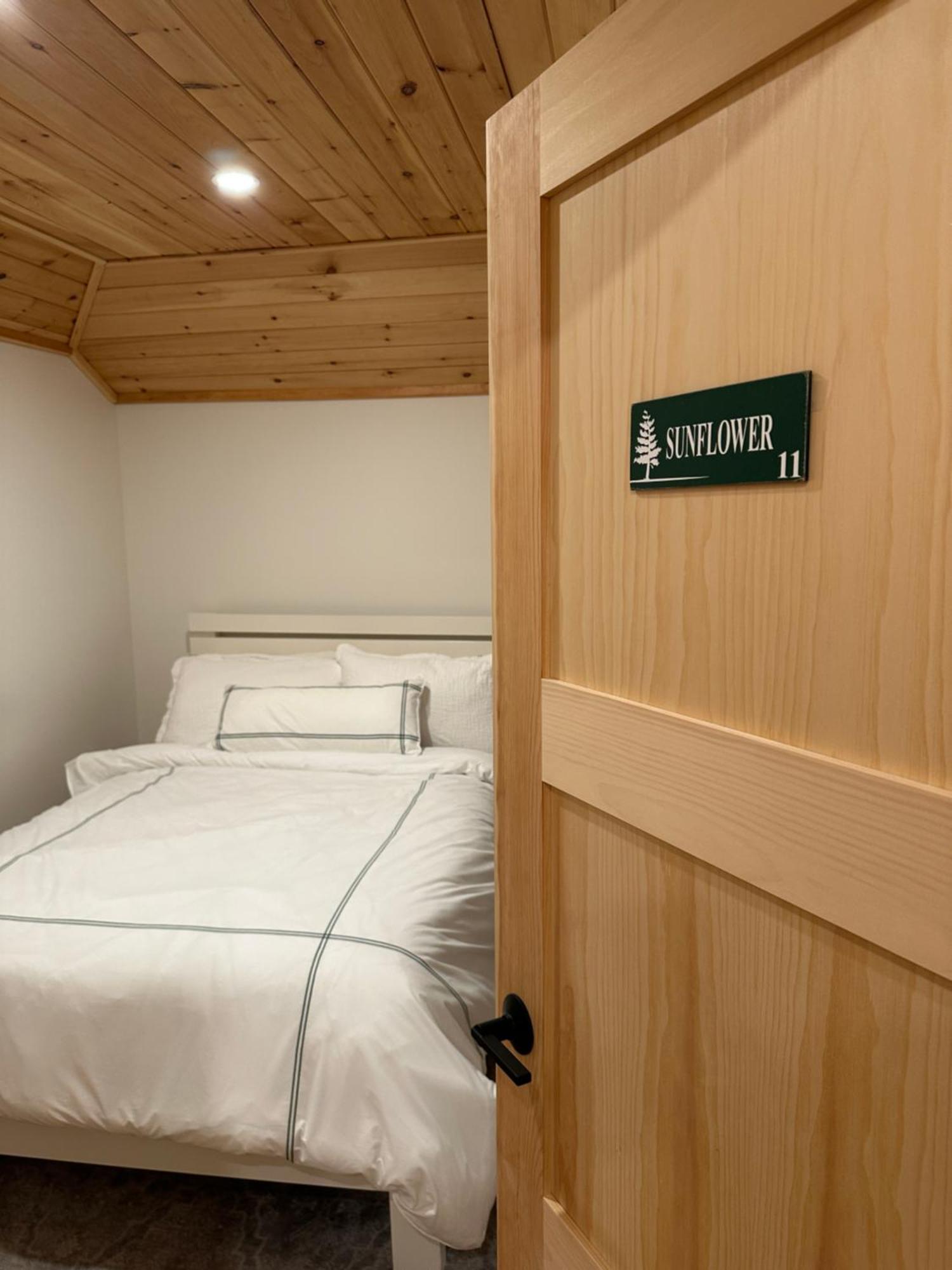 Отель Haliburton Post House Minden Экстерьер фото