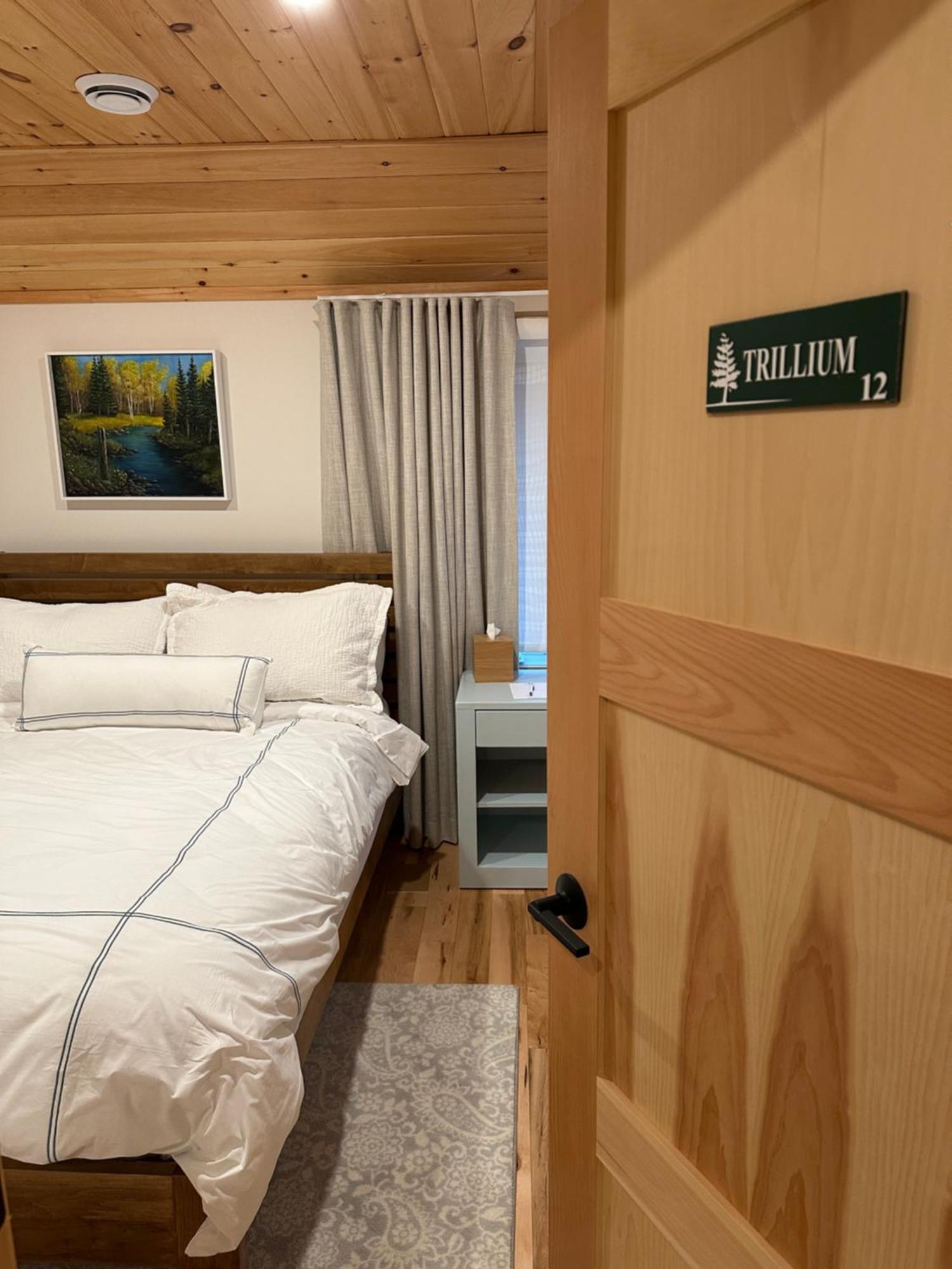 Отель Haliburton Post House Minden Экстерьер фото