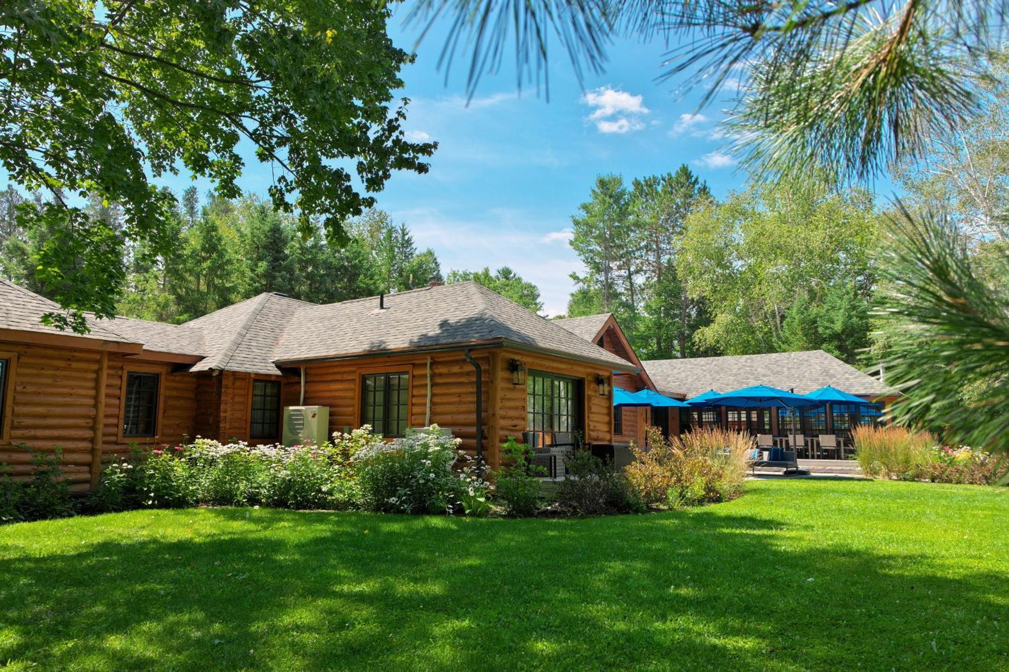 Отель Haliburton Post House Minden Экстерьер фото