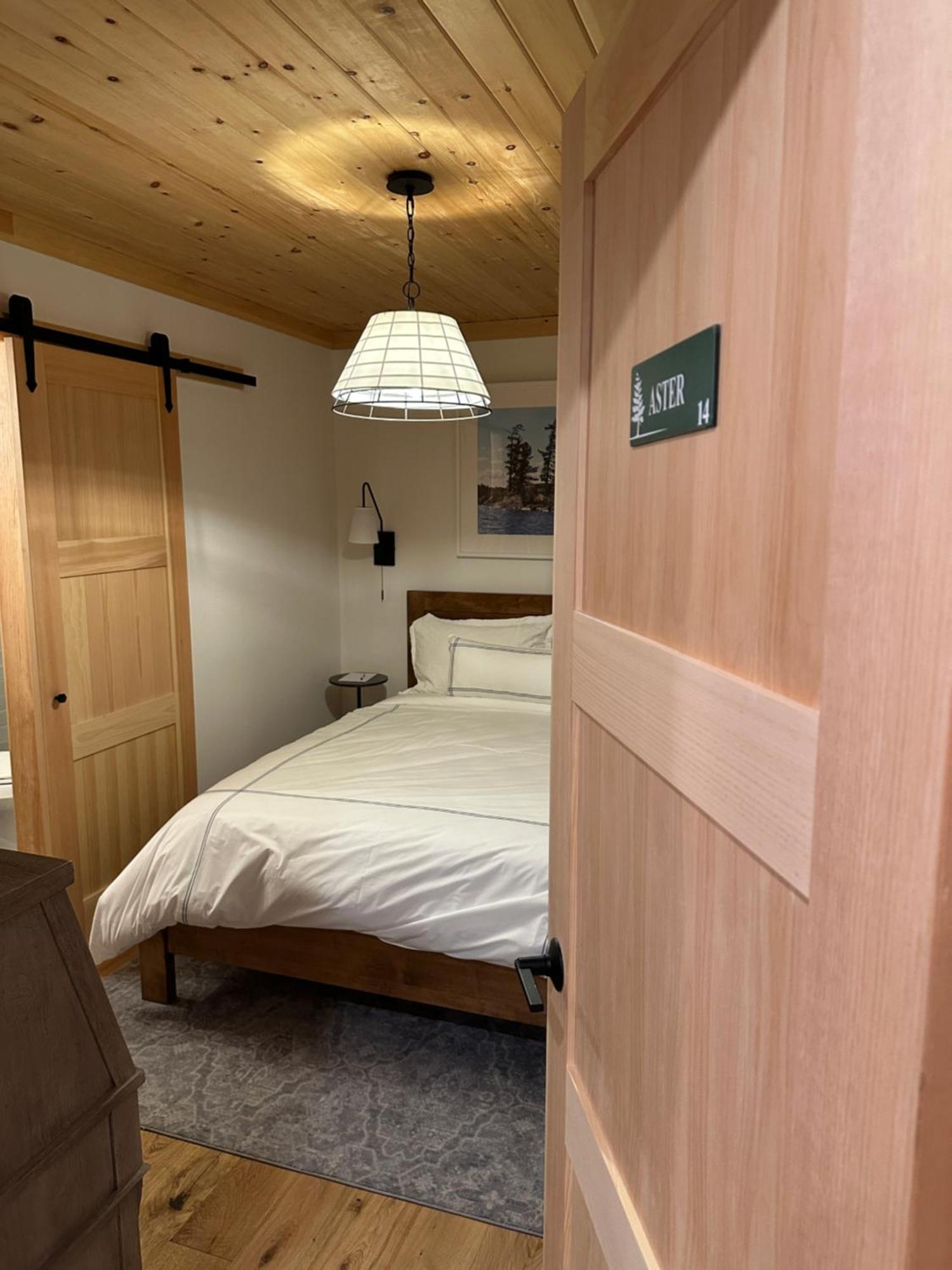 Отель Haliburton Post House Minden Экстерьер фото
