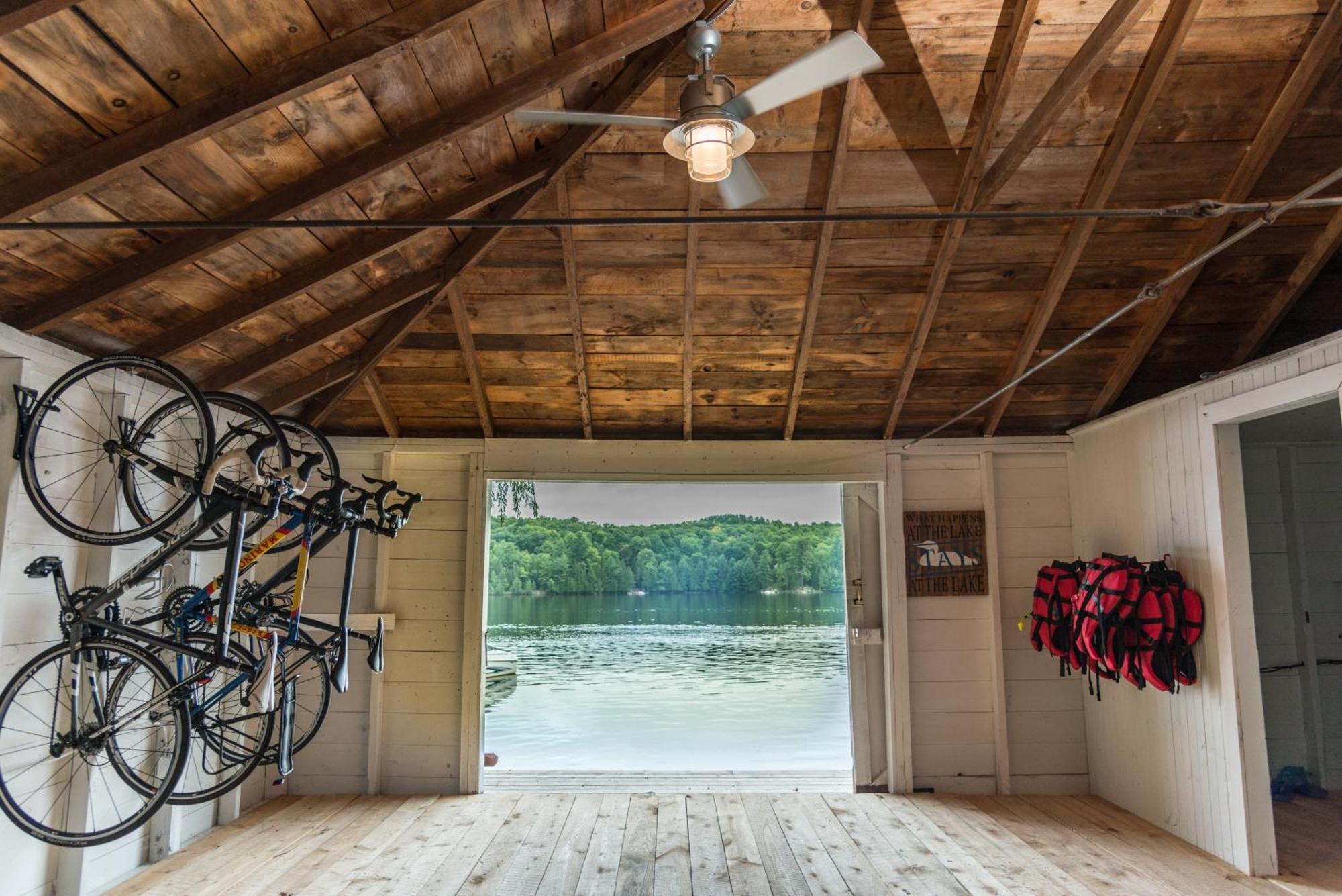 Отель Haliburton Post House Minden Экстерьер фото