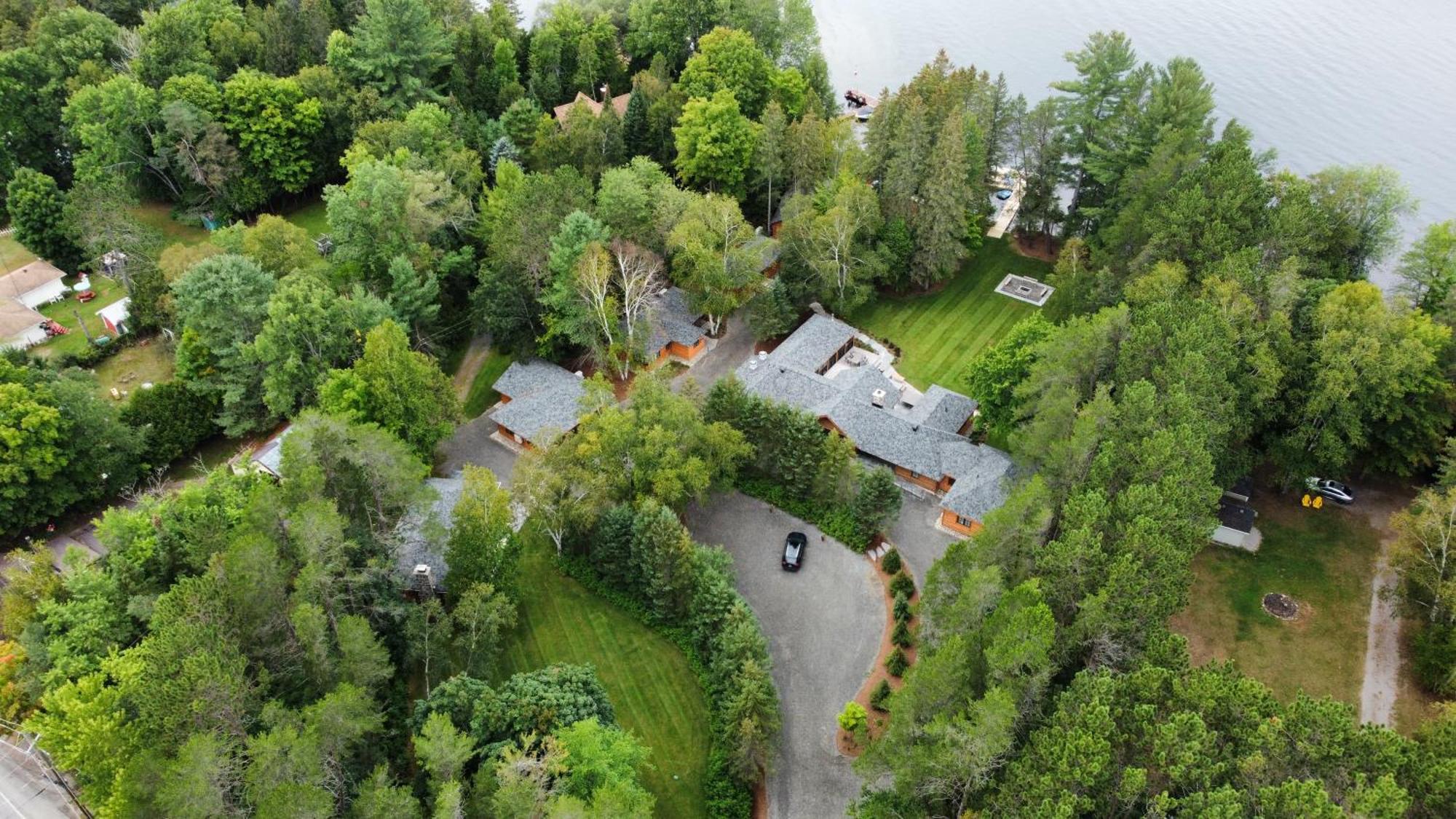Отель Haliburton Post House Minden Экстерьер фото