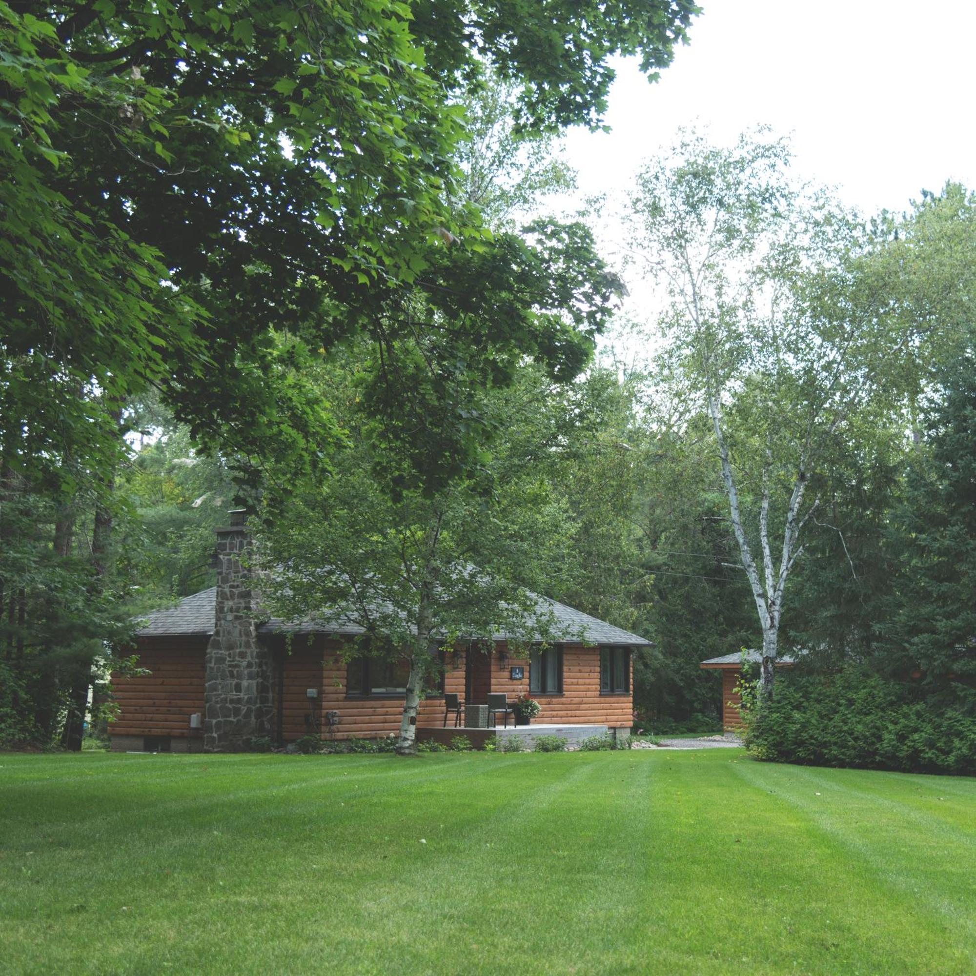 Отель Haliburton Post House Minden Экстерьер фото