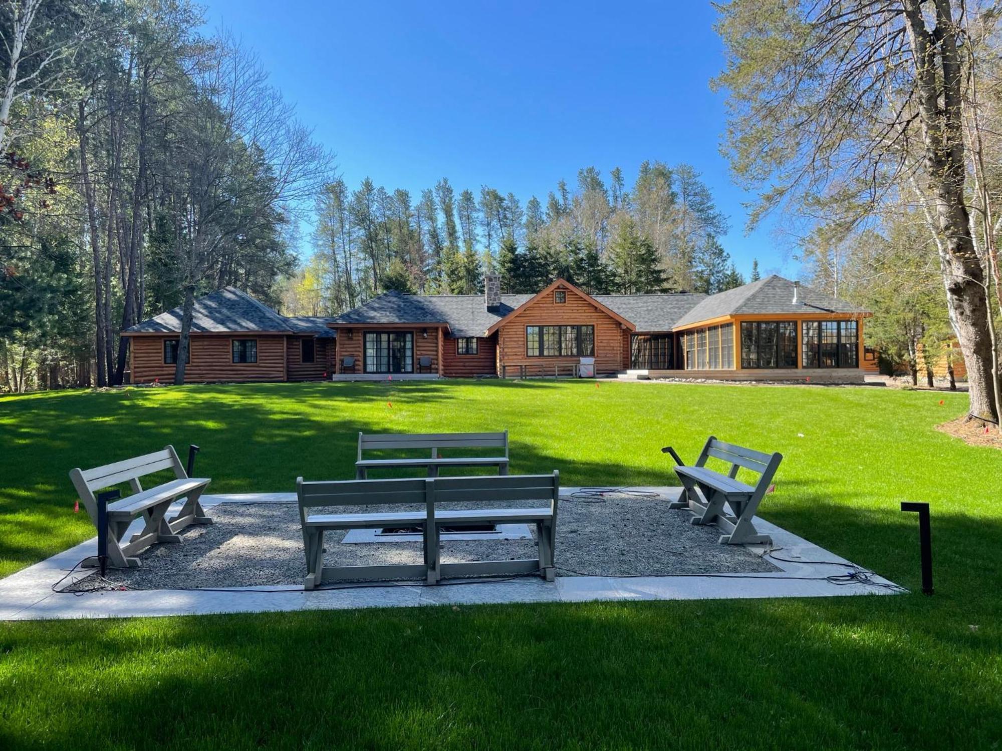 Отель Haliburton Post House Minden Экстерьер фото