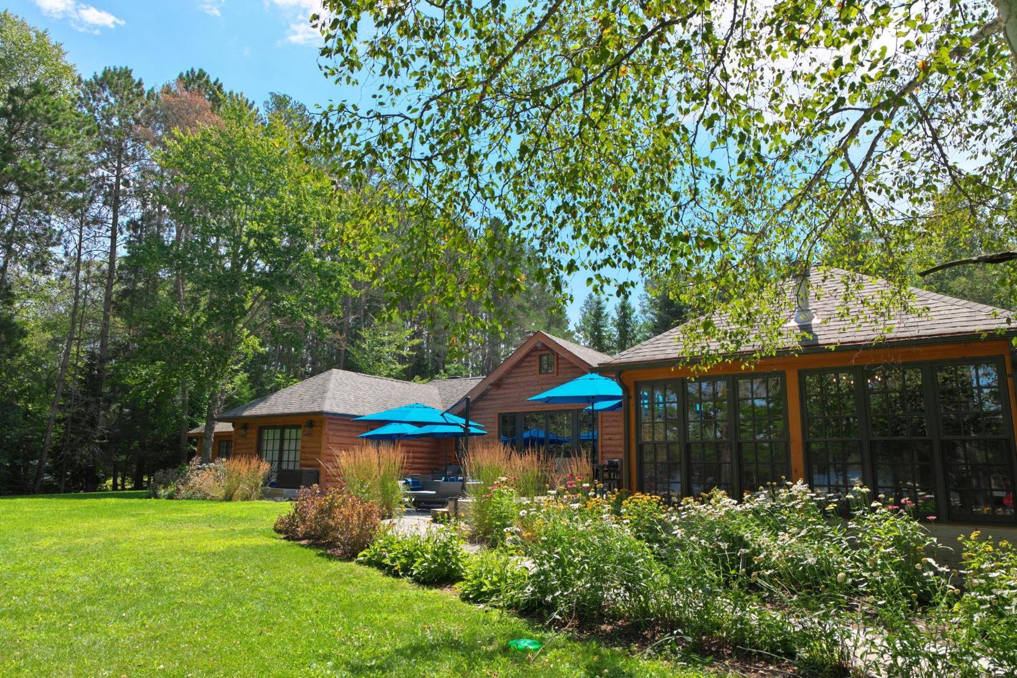 Отель Haliburton Post House Minden Экстерьер фото